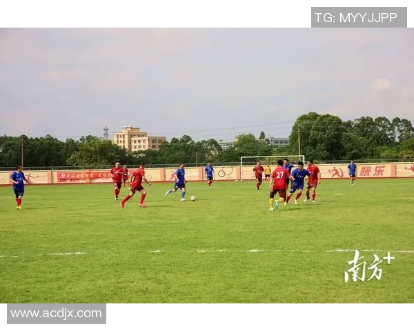 足球明星莅临镇安引发热烈反响球迷齐聚期待精彩赛事盛况 足球明星莅临镇安引发热烈反响球迷齐聚期待精彩赛事盛况